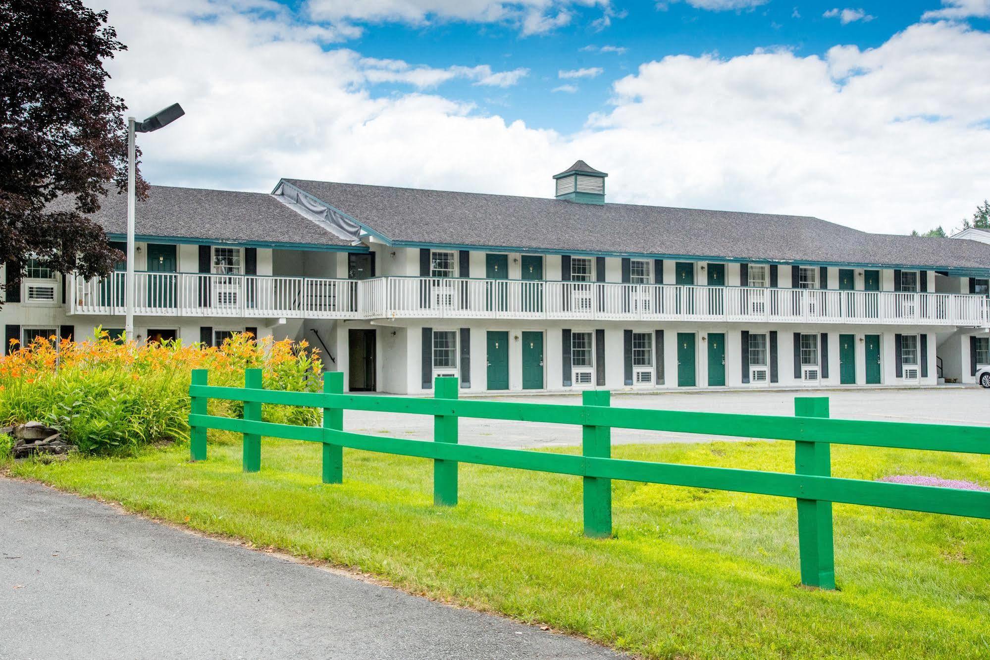 Colonnade Inn Lyndonville Exterior foto